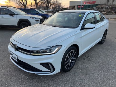 Used 2025 Volkswagen Jetta SE image 3