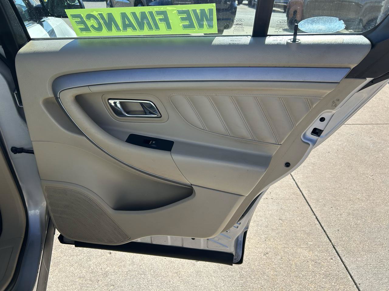 Used 2016 Ford Taurus SE FWD image 15