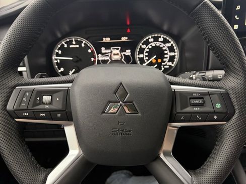 New 2025 Mitsubishi Outlander SE image 17