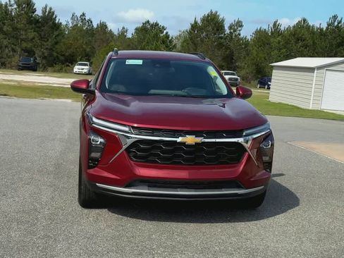 Used 2025 Chevrolet Trax LT w/ LT Convenience Package FWD image 3