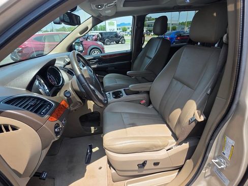 Used 2016 Chrysler Town & Country Touring-L FWD image 10