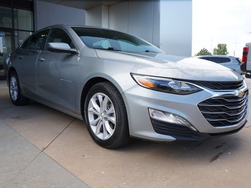 Used 2025 Chevrolet Malibu LT FWD image 3
