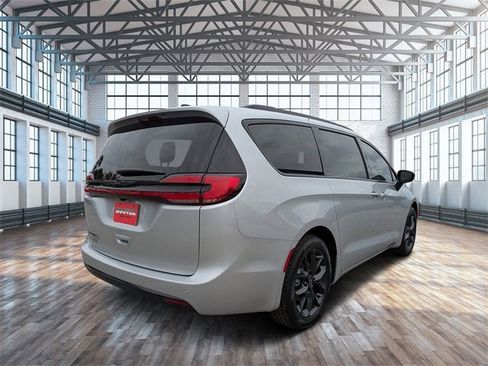 New 2026 Chrysler Pacifica Select w/ S Appearance Package image 4