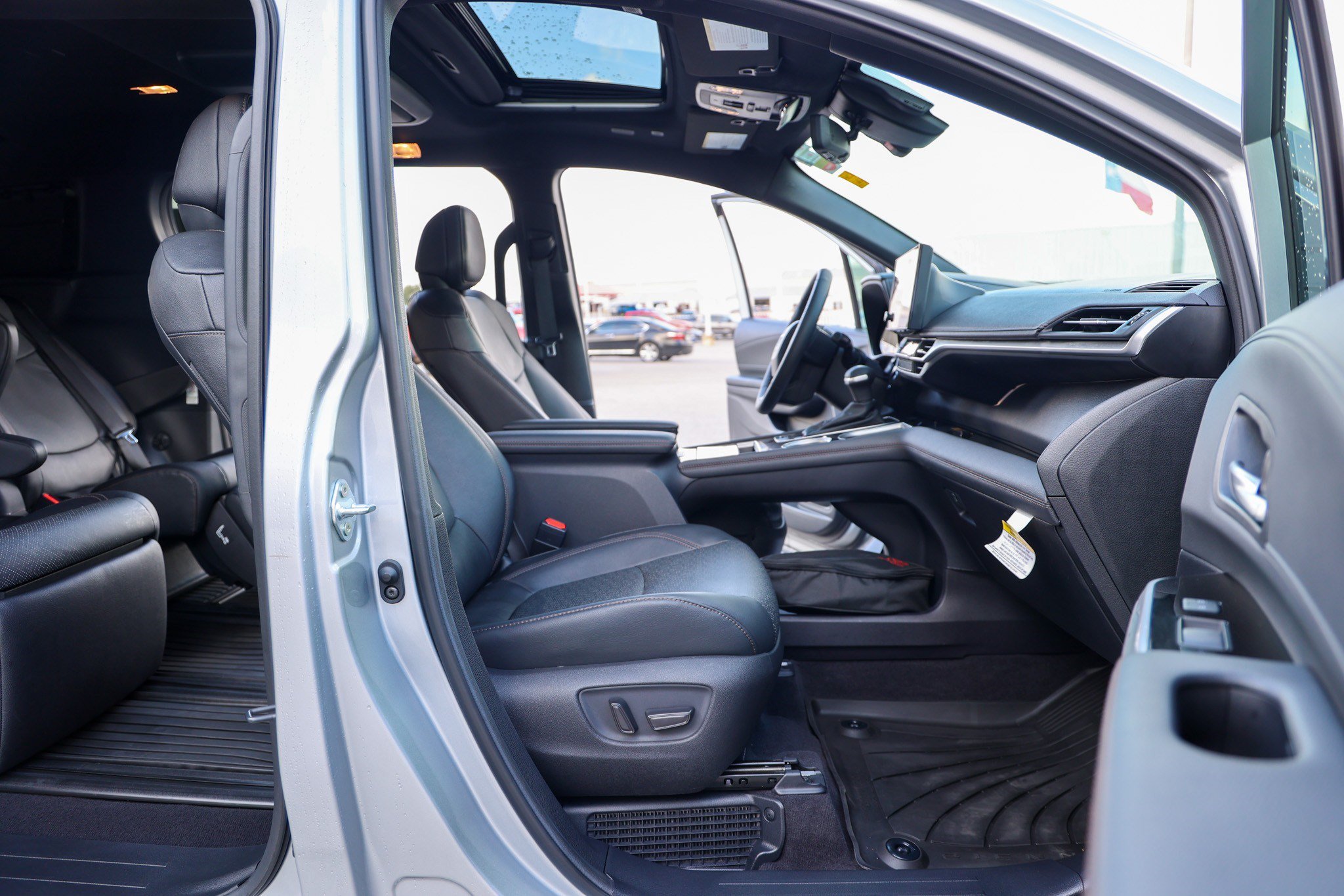 Certified 2025 Toyota Sienna Platinum FWD image 43