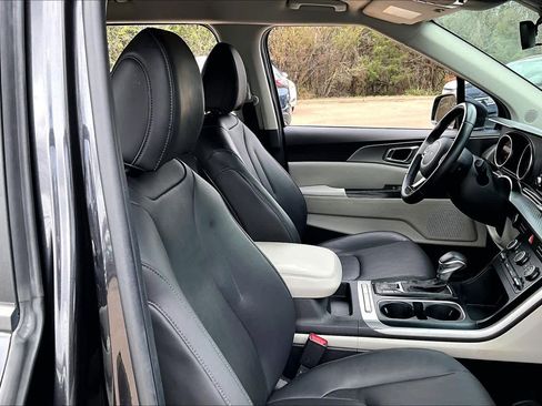 Used 2022 Kia Carnival LX image 8