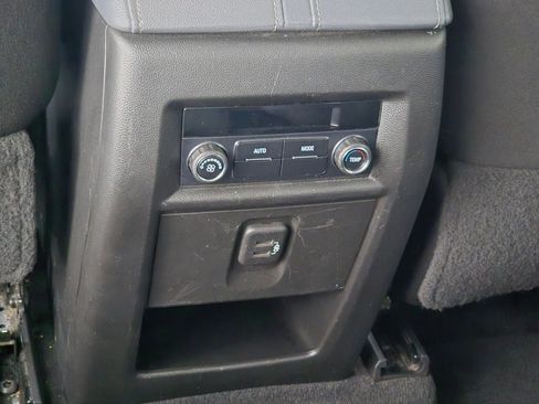 Used 2021 Chevrolet Traverse LT image 20