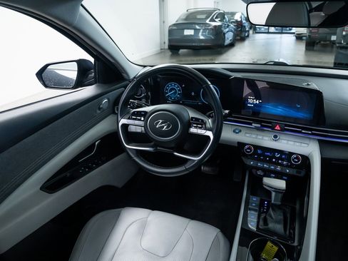 Used 2021 Hyundai Elantra Limited image 10