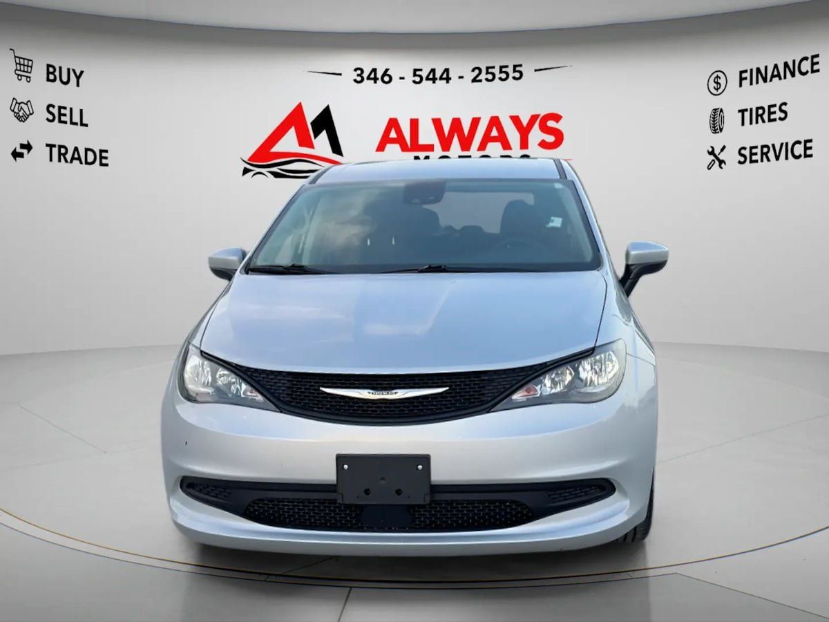 Used 2023 Chrysler Voyager LX FWD image 2