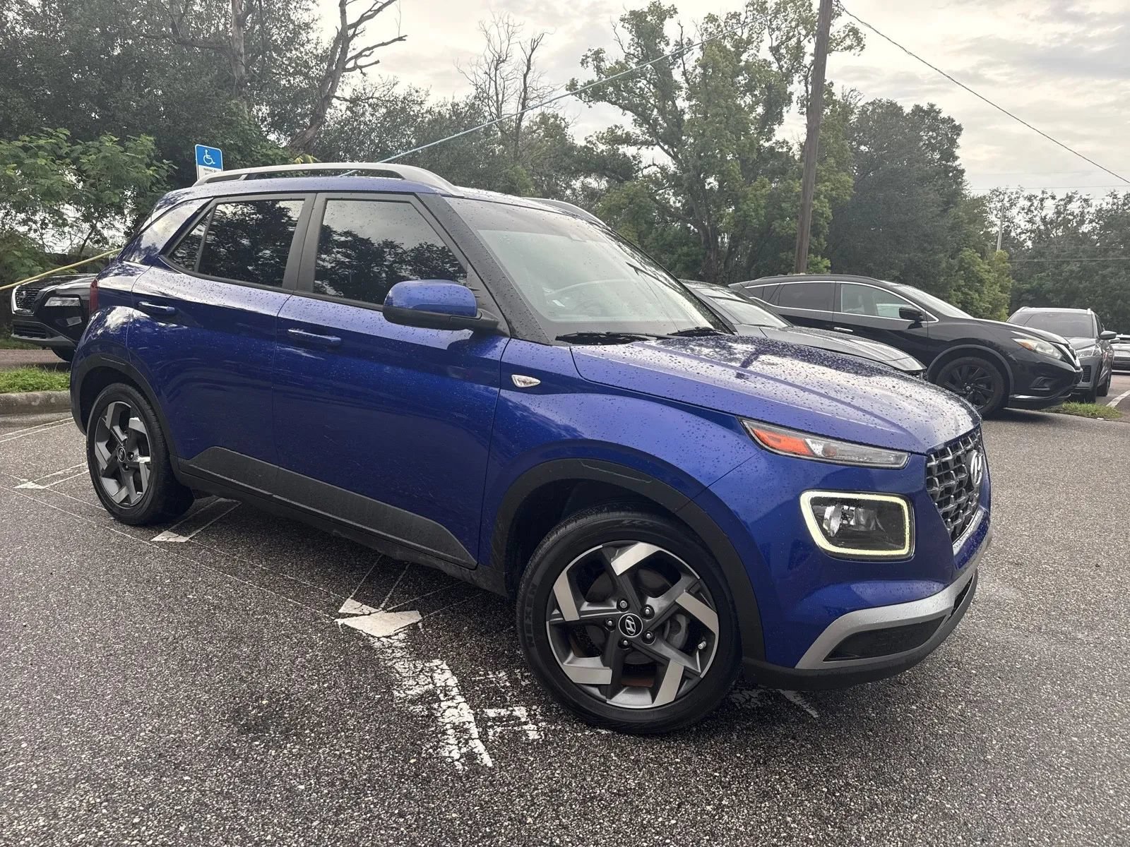 Used 2022 Hyundai Venue Limited FWD image 8