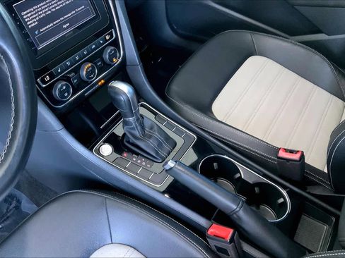 Used 2018 Volkswagen Passat GT image 17