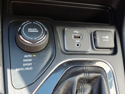 Used 2020 Jeep Cherokee Limited w/ Trailer Tow Group AWD/4WD image 16