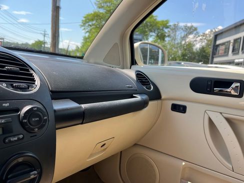 Used 2010 Volkswagen Beetle Coupe FWD image 17