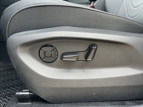 New 2025 Volkswagen Tiguan SE image 10