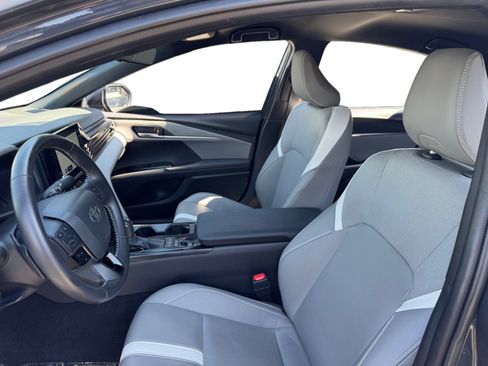Used 2025 Toyota Camry SE w/ Convenience Package FWD image 9