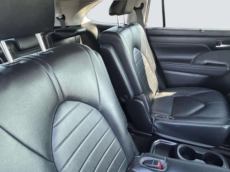 Used 2023 Toyota Highlander XLE AWD/4WD image 25