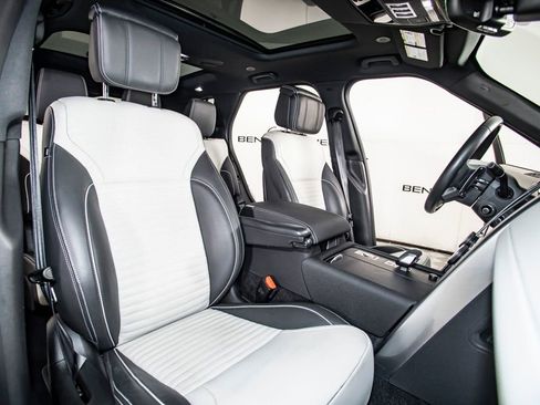 Used 2023 Land Rover Discovery Metropolitan Edition image 21