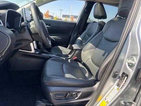 Used 2022 Toyota Corolla Cross XLE w/ Convenience Package FWD image 16