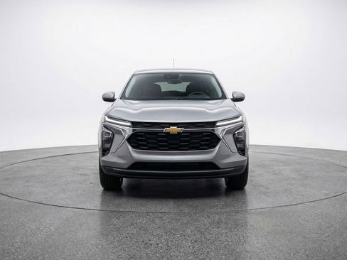 Used 2025 Chevrolet Trax LT w/ LT Convenience Package image 2