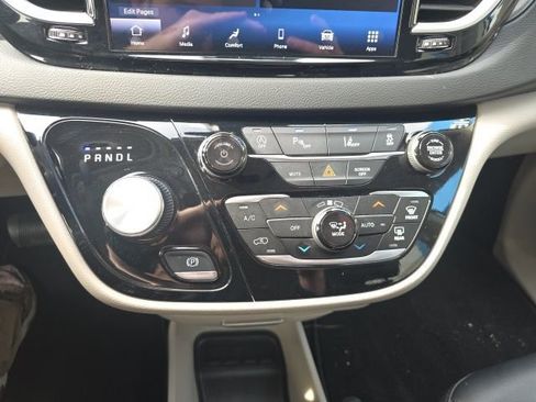 Used 2024 Chrysler Pacifica Touring-L image 18