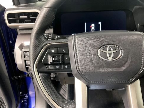 Certified 2025 Toyota Tacoma TRD Off-Road image 22