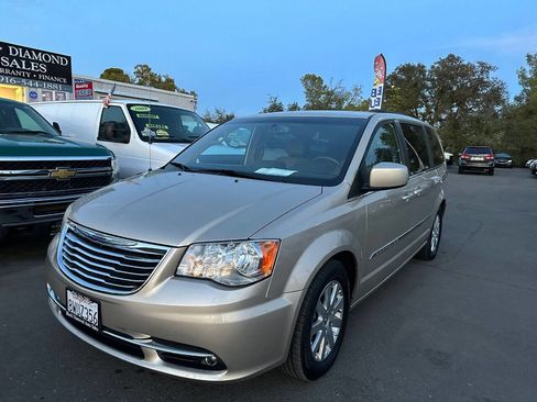 Used 2014 Chrysler Town & Country Touring image 9