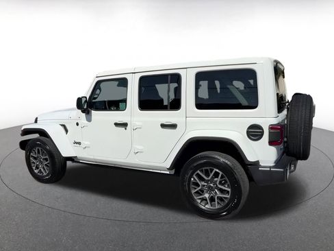 Used 2025 Jeep Wrangler Sahara image 10
