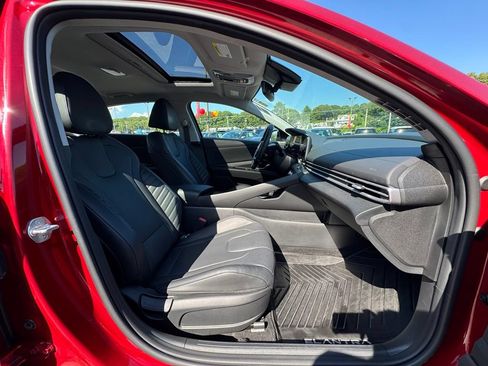 Used 2023 Hyundai Elantra Limited w/ Preferred Accessory Package FWD image 24