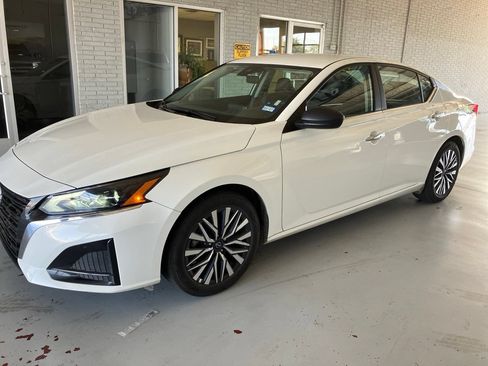 Used 2025 Nissan Altima 2.5 SV FWD image 1