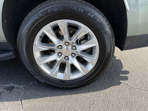 Used 2023 Chevrolet Suburban Premier image 16