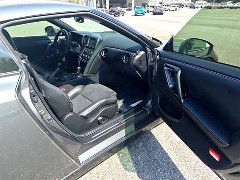 Used 2014 Nissan GT-R Premium image 12