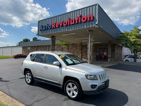 Used 2014 Jeep Compass Latitude FWD image 1