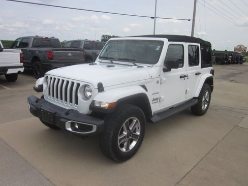 Used 2019 Jeep Wrangler Unlimited Sahara AWD/4WD image 3