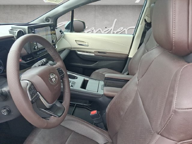 Used 2024 Toyota Sienna Platinum FWD image 24