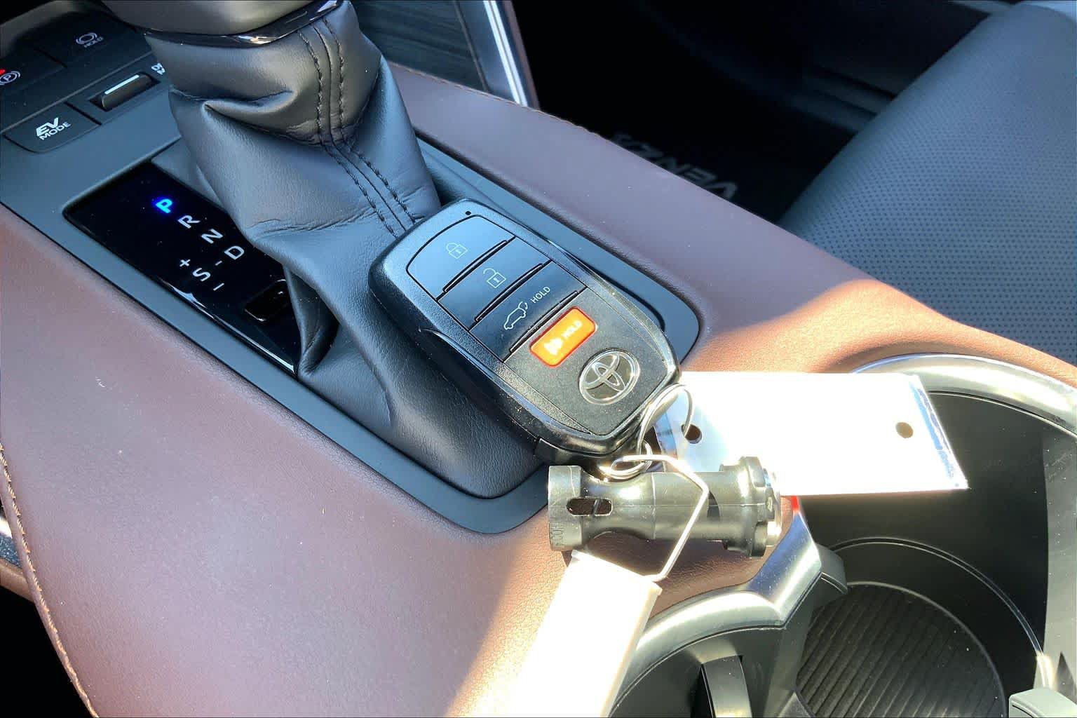 Used 2024 Toyota Venza Limited AWD/4WD image 14