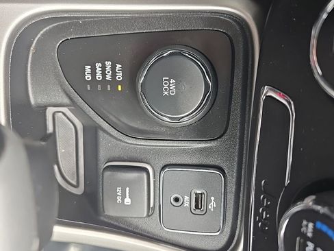 Used 2018 Jeep Compass Latitude AWD/4WD image 19