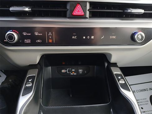 Used 2025 Kia Sorento S image 16