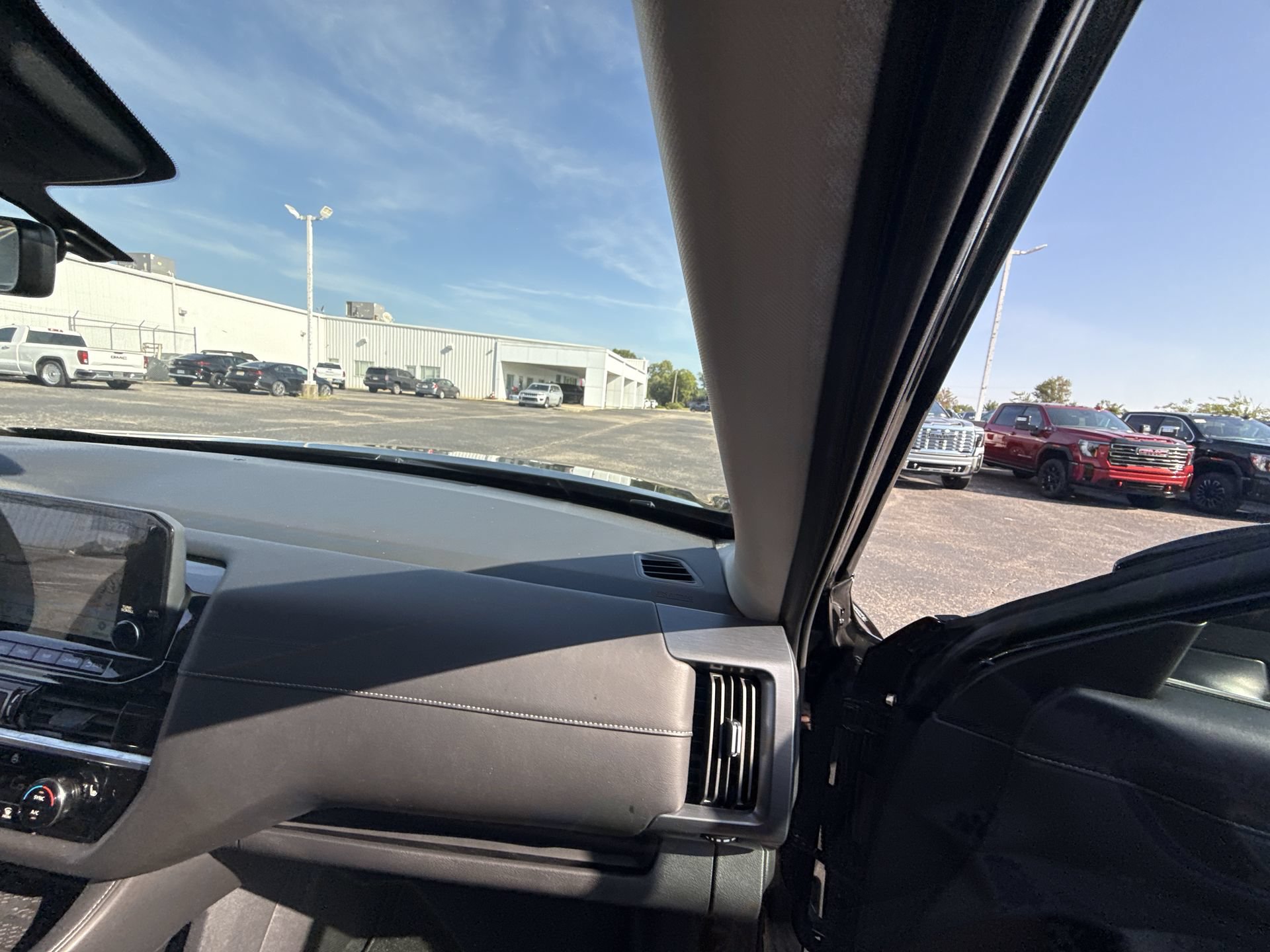 Used 2025 Nissan Pathfinder SL FWD image 13