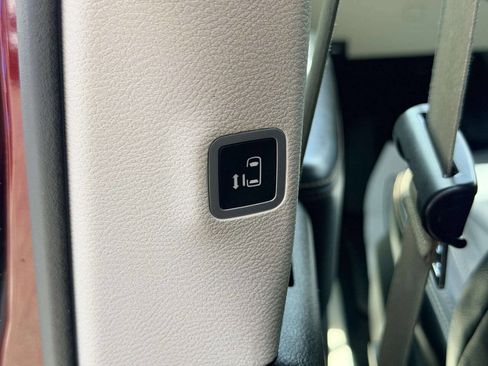 Used 2017 Chrysler Pacifica Touring FWD image 32