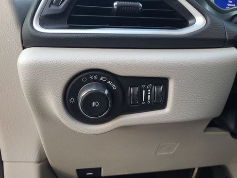 Used 2024 Chrysler Pacifica Touring-L FWD image 29