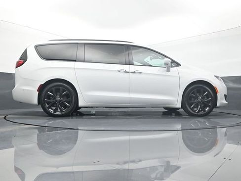 Used 2019 Chrysler Pacifica Touring-L w/ Advanced Safetytec Group image 12