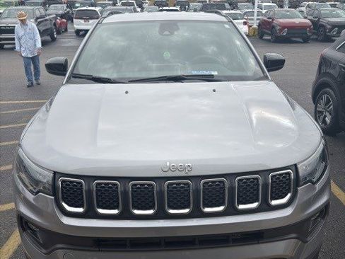 Used 2023 Jeep Compass Latitude image 1