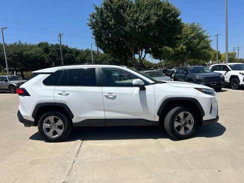 Used 2025 Toyota RAV4 XLE AWD/4WD image 2