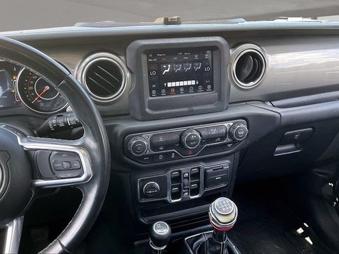 Used 2019 Jeep Wrangler Unlimited Sahara AWD/4WD image 9