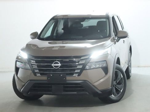 Used 2025 Nissan Rogue SV AWD/4WD image 3