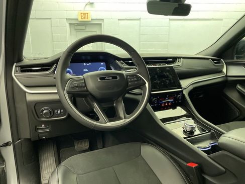 New 2025 Jeep Grand Cherokee Altitude image 9