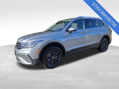 Used 2024 Volkswagen Tiguan SE image 3