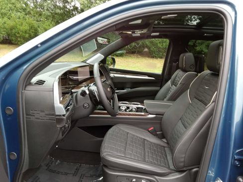 Certified 2026 Cadillac Escalade Platinum Sport AWD/4WD image 11