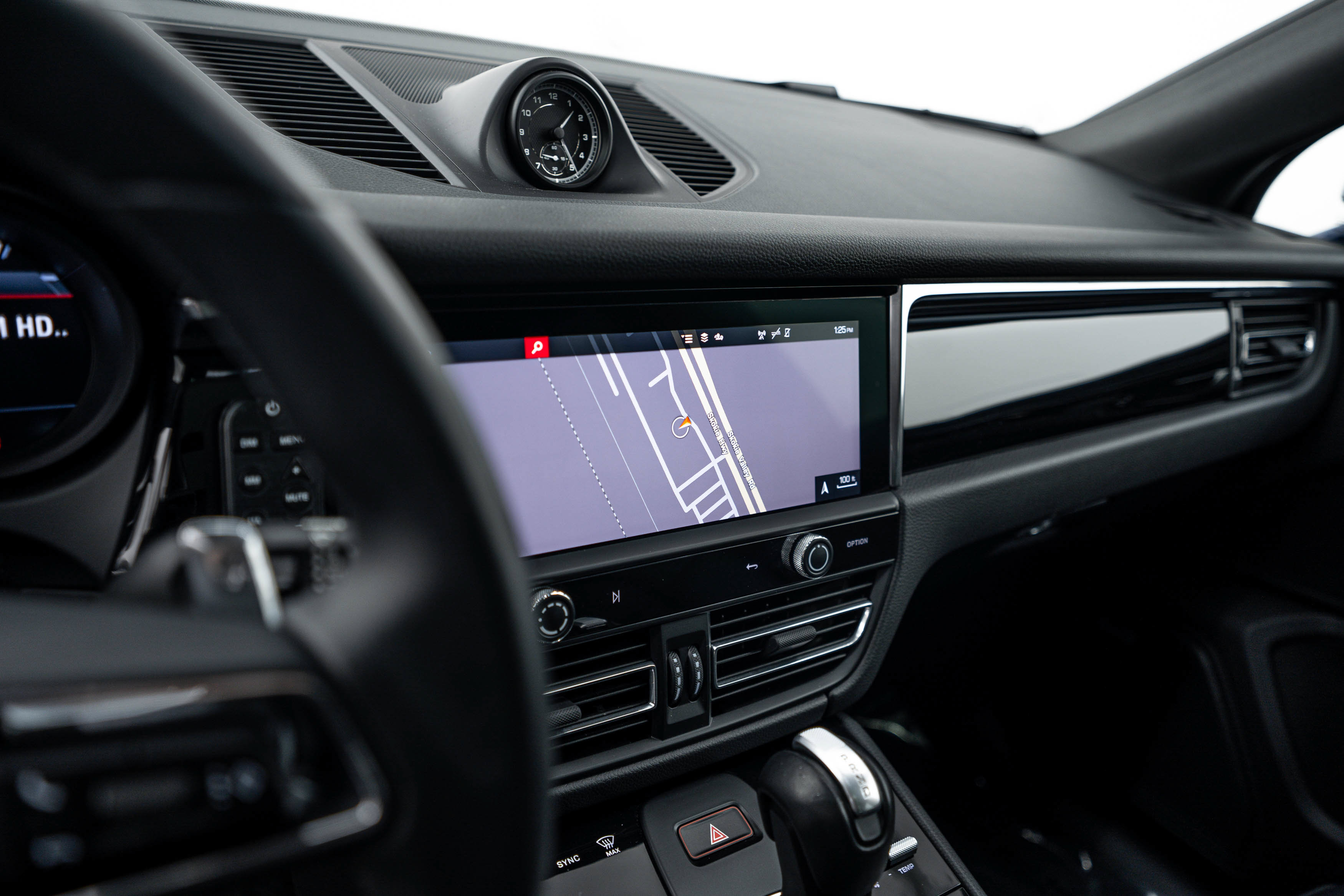 Certified 2025 Porsche Macan AWD/4WD image 13