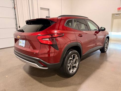 Used 2025 Chevrolet Trax LT w/ LT Convenience Package FWD image 5