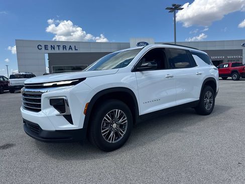 Used 2026 Chevrolet Traverse LT FWD image 2